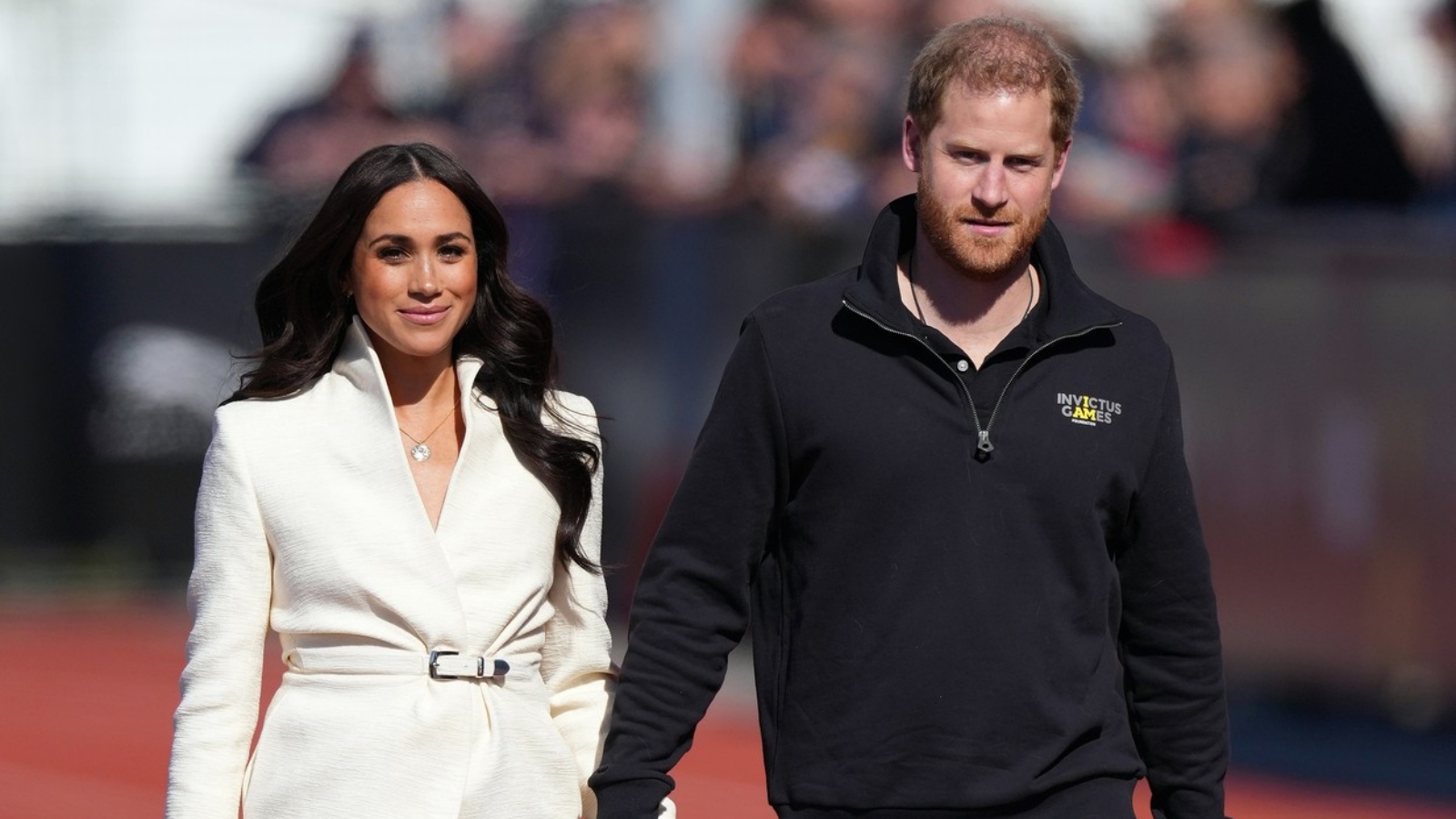 Meghan chce zničit královskou rodinu, s&nbsp;Harrym jsou ale na&nbsp;mizině