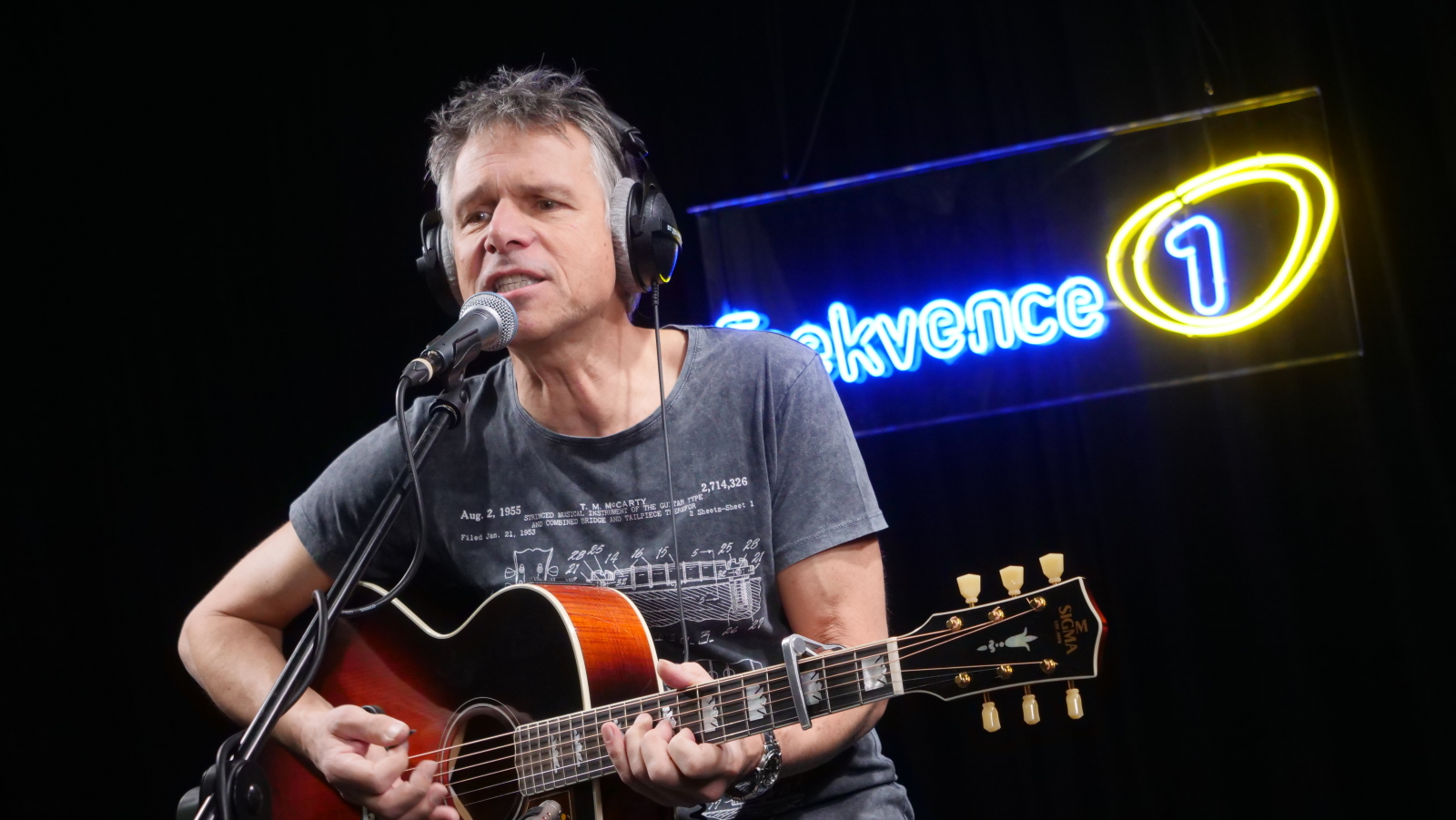 Janek Ledecký: Vinyl je krásná věc. Jsou tam fotky, povídání i texty