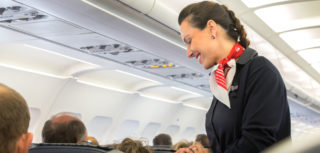 Během zpožděného letu letuška bavila cestující zpěvem. Mnozí to považují za nevhodné