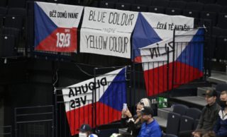 Češi na&nbsp;Ukrajinu nezapomínají ani během hokeje. Ve Finsku pověsili “ukrajinskou” vlajku