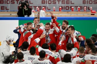 Hoši, děkujeme! Bronzová party plná vody, radosti a&nbsp;veselí. Jak slavili vytouženou medaili čeští hokejisté?