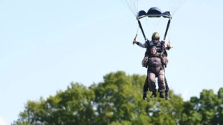 Neuvěřitelné! Žena ve 103 letech seskočila padákem, zapsala se tak do knihy rekordů