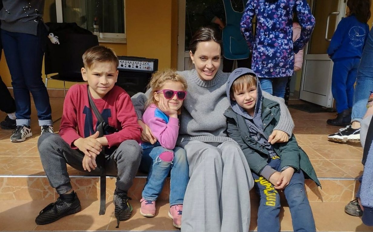 Samaritánka Angelina Jolie vyrazila na&nbsp;Ukrajinu. Ve Lvově musela do krytu