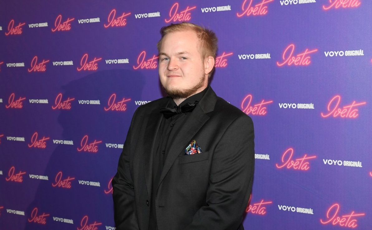 Artur Štaidl dorazil na&nbsp;premiéru seriálu o&nbsp;jeho mamince Ivetě Bartošové. Bez jeho svolení by projekt nevznikl