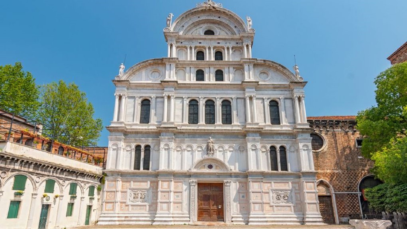 Když se vám jídlo nečekaně prodraží kvůli tučné pokutě: Němečtí turisté si v&nbsp;Benátkách udělali piknik na&nbsp;staré kašně