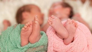 Vždycky společně: Sestrám, které přišly na&nbsp;svět jako jednovaječná dvojčata, se narodily děti ve stejný den