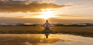 Mysleli si, že je mrtvý. Muž v&nbsp;kanálu jen meditoval