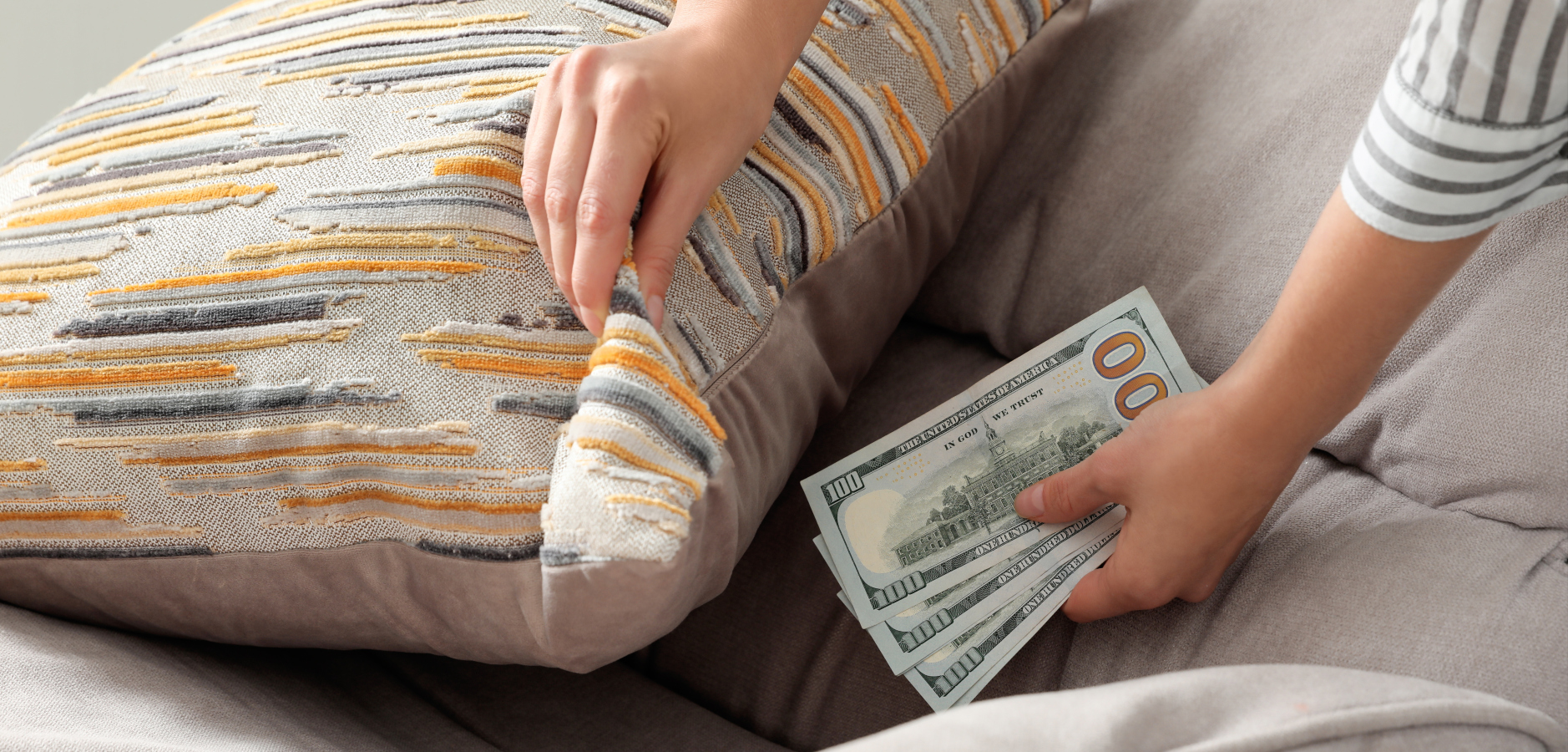 Žena si přes inzerát pořídila zadarmo pohovku. V&nbsp;polštáři objevila statisíce korun