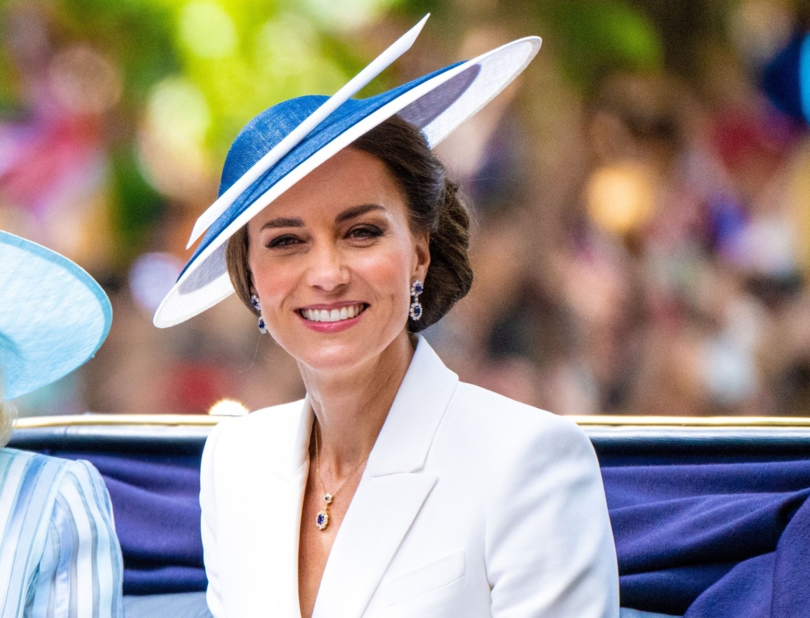 Budoucí královnu v sobě nezapře! Kate na slavnostní jízdu vzala šaty, které si velmi oblíbila