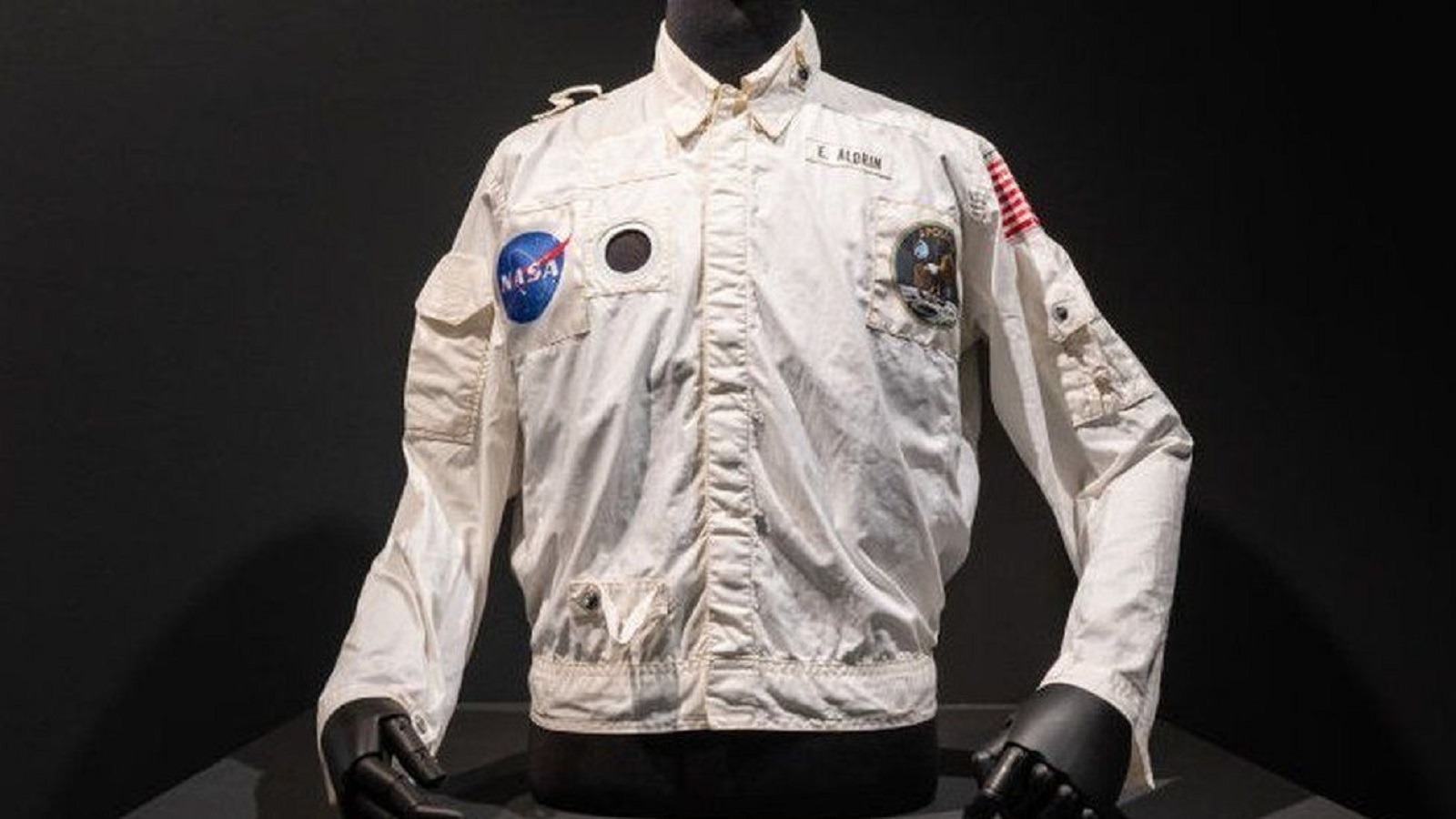 Neuvěřitelná cifra! Bunda, co měl astronaut Aldrin během první mise na&nbsp;Měsíci, se vydražila za miliony dolarů