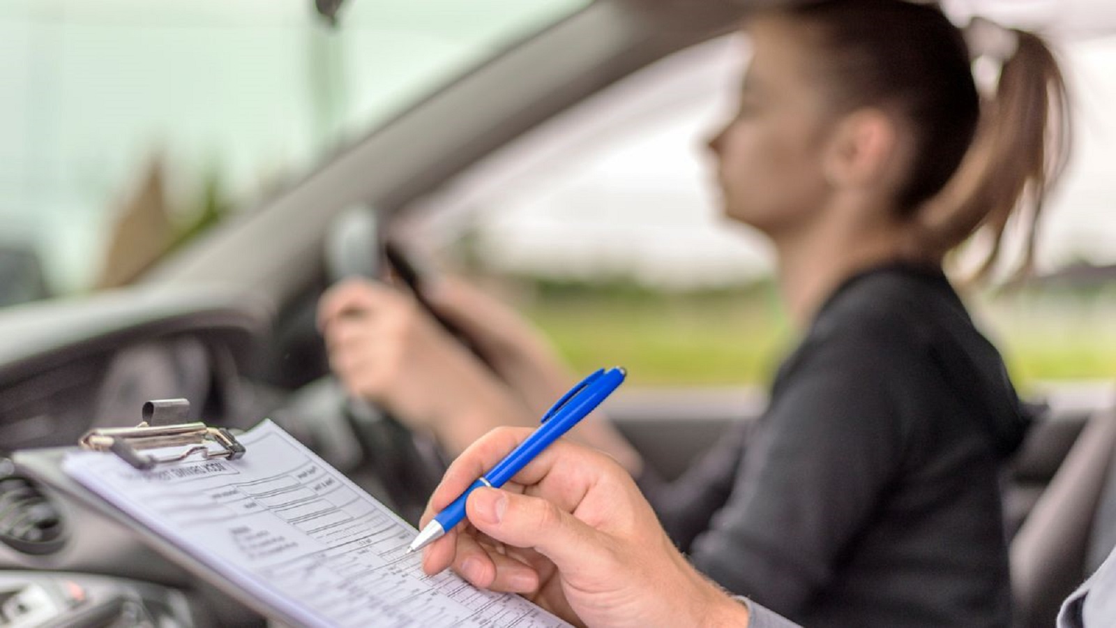 V autoškole absolvovala 150 zkoušek za své klienty: Nyní půjde žena do vězení