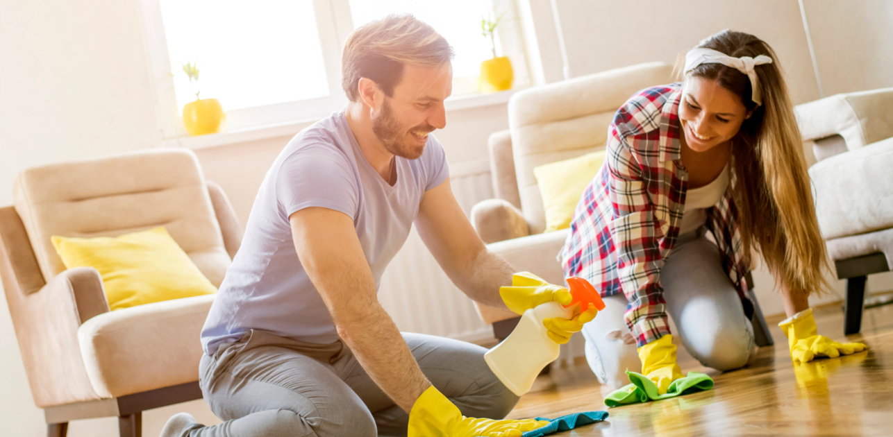 Ощущение дома. Семья муж и жена забота. Doing House Chores. Wife Cleaning. Helping wife with a Home stuff.