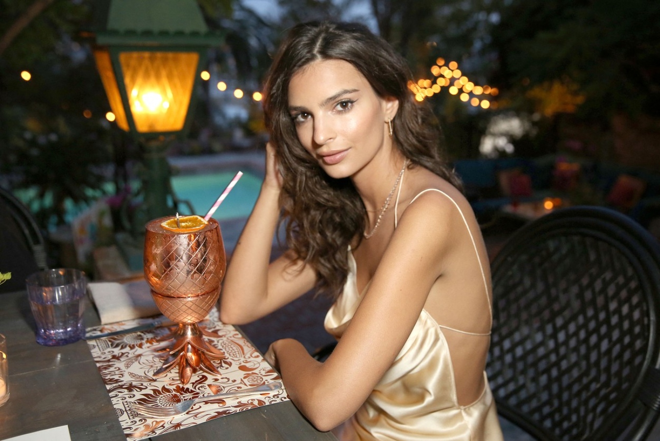 Bohyně Emily Ratajkowski zase provokuje! Nahá se nastavila do pozice jako pes