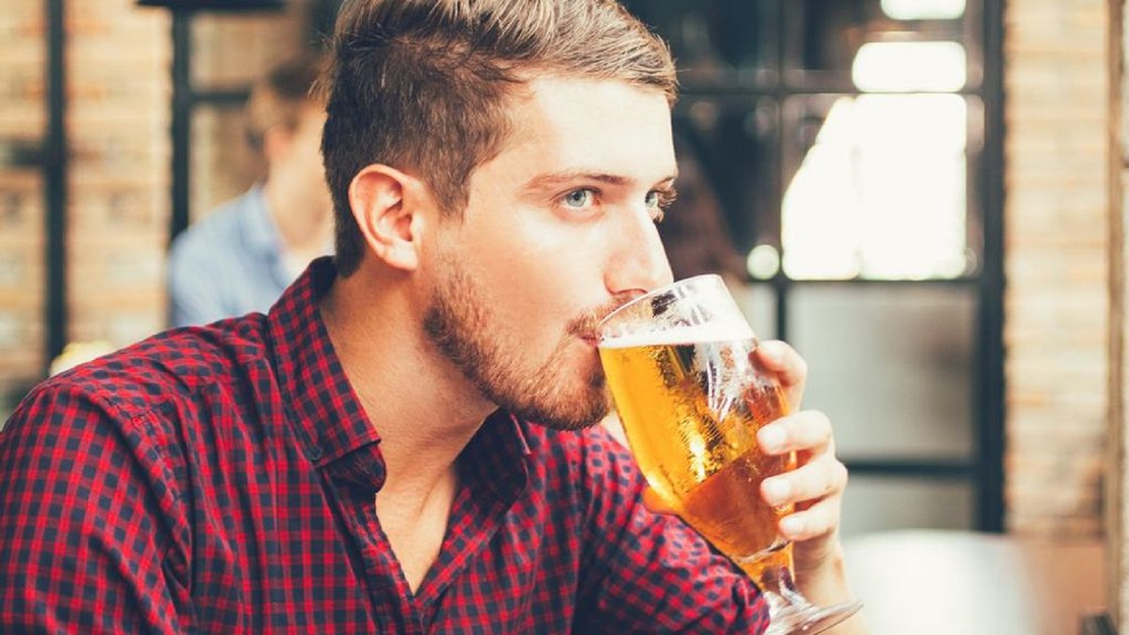 Lék proti kocovině? Zázračná pilulka prý nepomáhá všem a&nbsp;snižuje i&nbsp;žádoucí účinky alkoholu