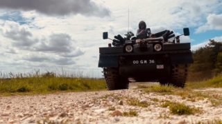 Netradiční dopravní prostředek: Chlapík jezdí s&nbsp;dětmi nakupovat vlastním tankem