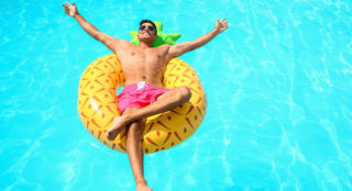 Kněz odsloužil mši netradičním způsobem. Jako oltář mu posloužilo nafukovací lehátko