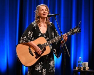 Hitovka týdne: Joan Osborne – One Of Us