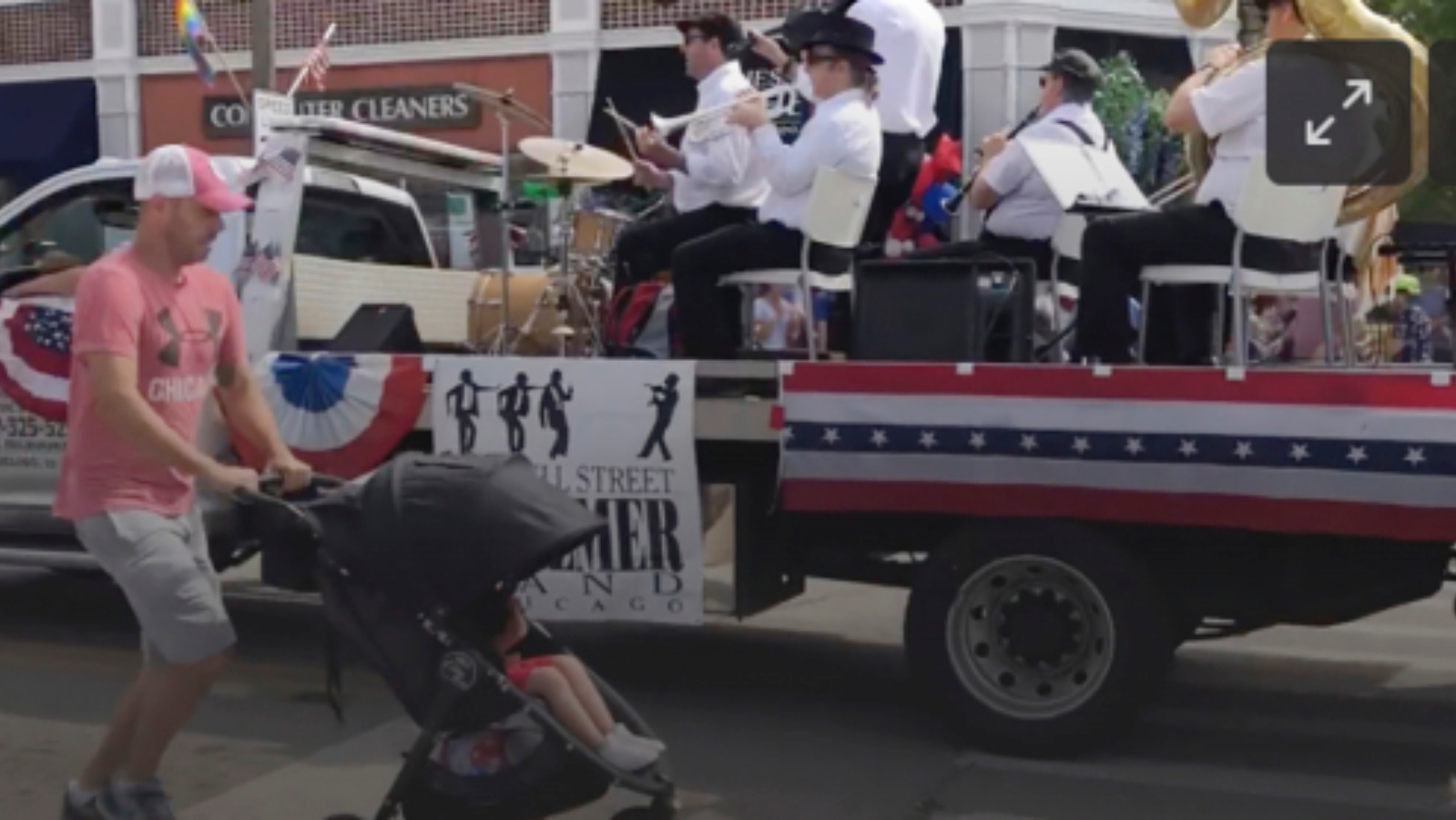 V Chicagu se střílelo při&nbsp;průvodu ke Dni nezávislosti. Je nejméně 5 mrtvých