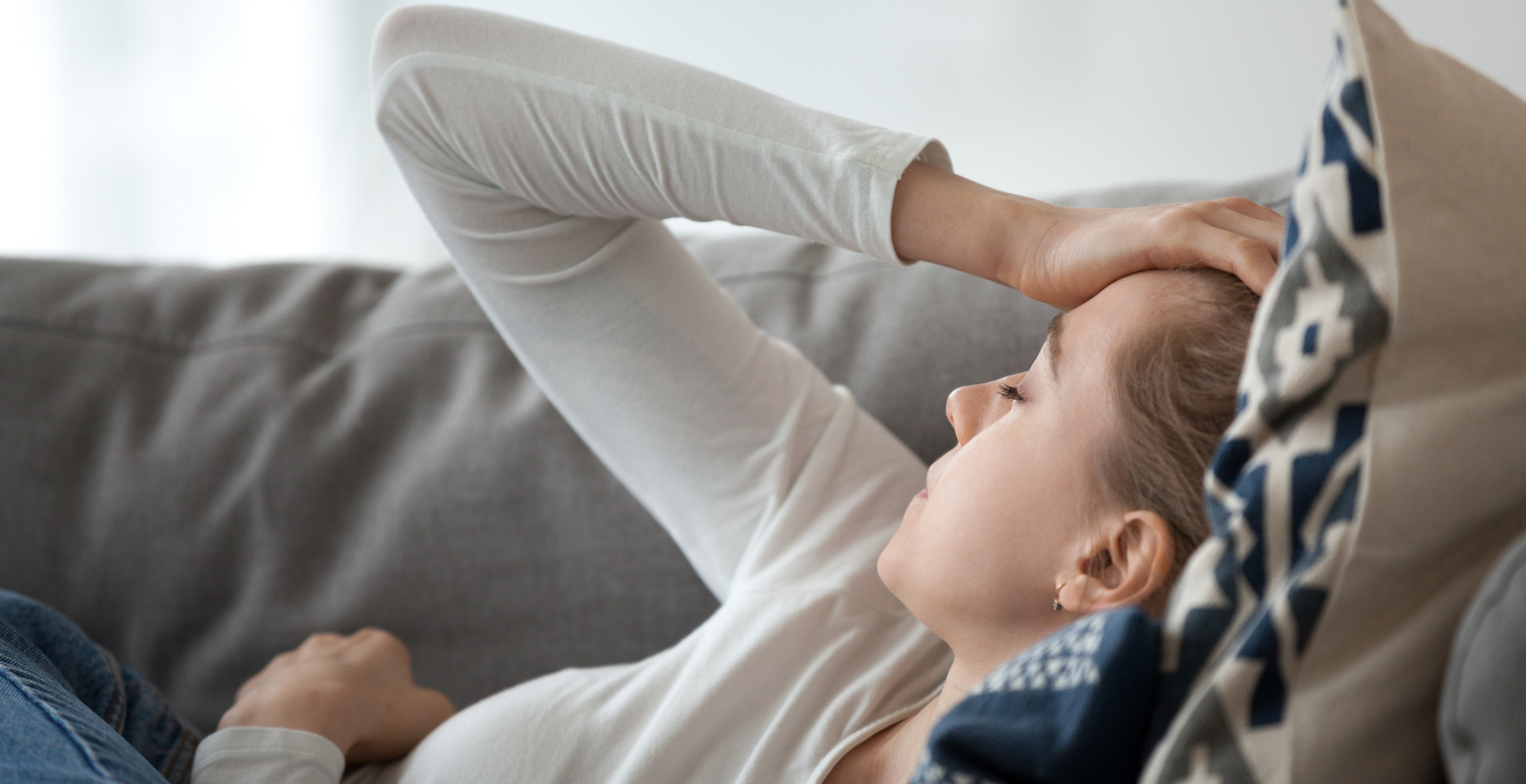 Největší nepřítel žen během menstruace, bolest hlavy. Takto jí můžete zabránit