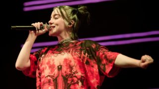 Postava maminy je pryč. Zpěvačka Billie Eilish maká v&nbsp;posilovně jako o&nbsp;život
