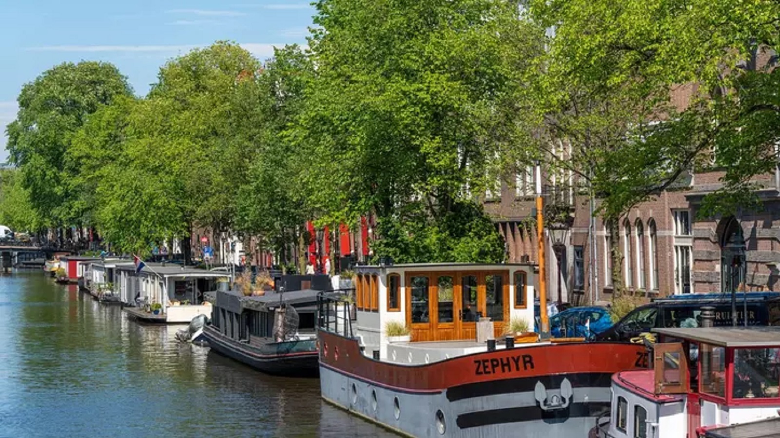Mizí kus historie: Z kanálu v Amsterodamu se navždy ztratí nejstarší místní hausbót