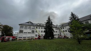 Hoří střecha Vojenské nemocnice. Proběhal evakuace všech přítomných