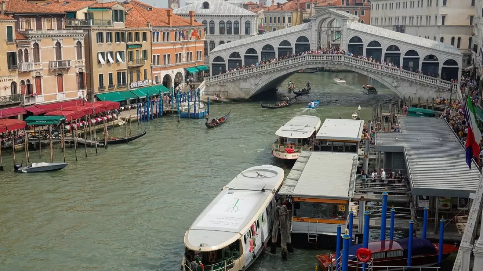 Surfovali benátskými kanály: Nyní je město potrestalo vysokou pokutou