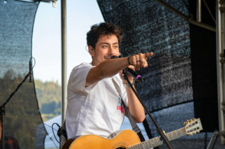 Nepříjemný zážitek na&nbsp;koncertě! Mirai Navrátil spadl z&nbsp;matrace na&nbsp;beton