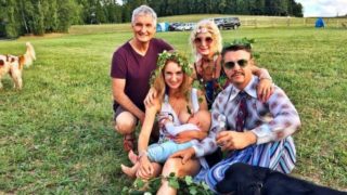 Světlana Nálepková a&nbsp;Michal Nesvadba provdali dceru. Hippie veselku prozradila fotka s&nbsp;odhaleným prsem