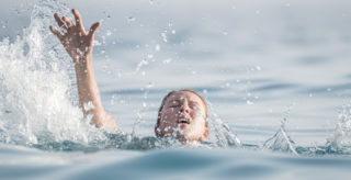 Desetiletý chlapec ani na&nbsp;vteřinu neváhal a&nbsp;skočil pro&nbsp;matku, která se topila v&nbsp;bazénu