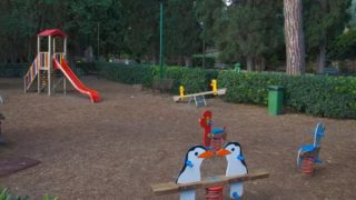 Netradiční zákaz: V&nbsp;městečku na&nbsp;Sicílii nesmí na&nbsp;hřišti děti ani rodiče používat mobilní telefony