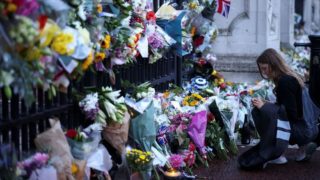 Květiny položené na&nbsp;počest královny Alžběty II. budou kompostovány. O&nbsp;osudu plyšáků se jedná