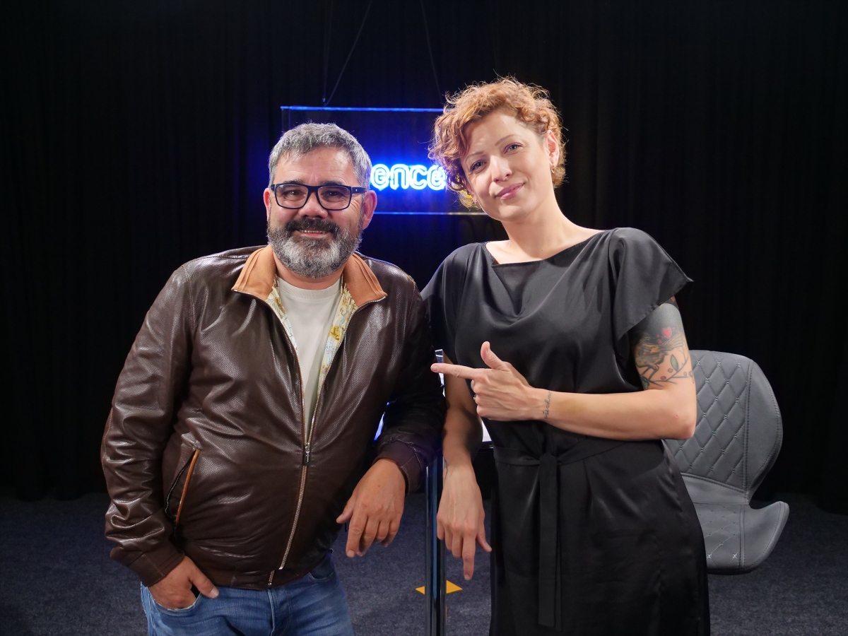 Do prvního dílu Nejen podcast si Arny pozval komičku Adélu Elbel