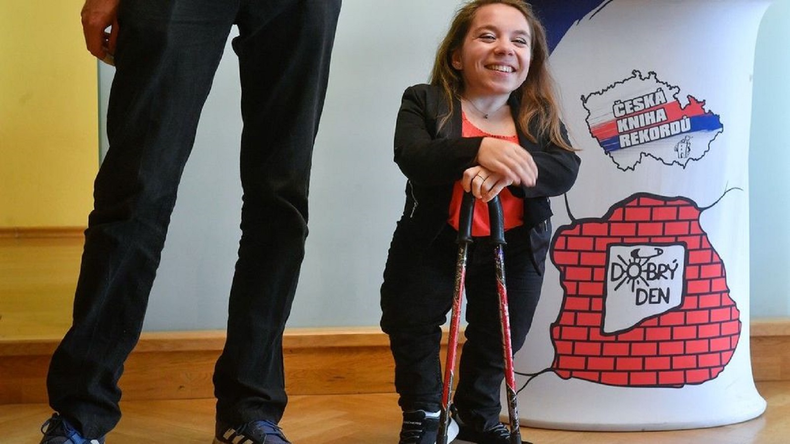 “Nejlepší způsob, jak se vyrovnat s něčím, co nás odlišuje, je dělat si z toho legraci,” říká nejmenší žena Česka. Má 93 centimetrů