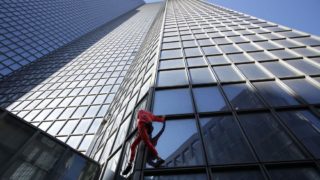 Francouzský Spider-Man vylezl na&nbsp;mrakodrap, který má přes sto osmdesát metrů: Oslavil tak šedesátiny