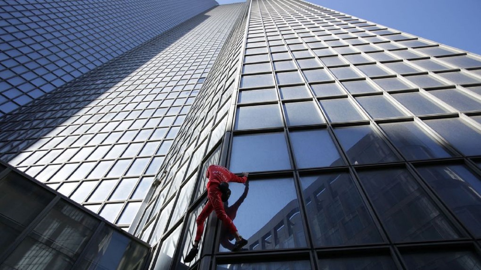 Francouzský Spider-Man vylezl na mrakodrap, který má přes sto osmdesát metrů: Oslavil tak šedesátiny