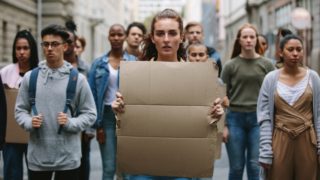 Policii dochází s&nbsp;demonstranty trpělivost. Platí ještě v&nbsp;Británii svoboda slova?