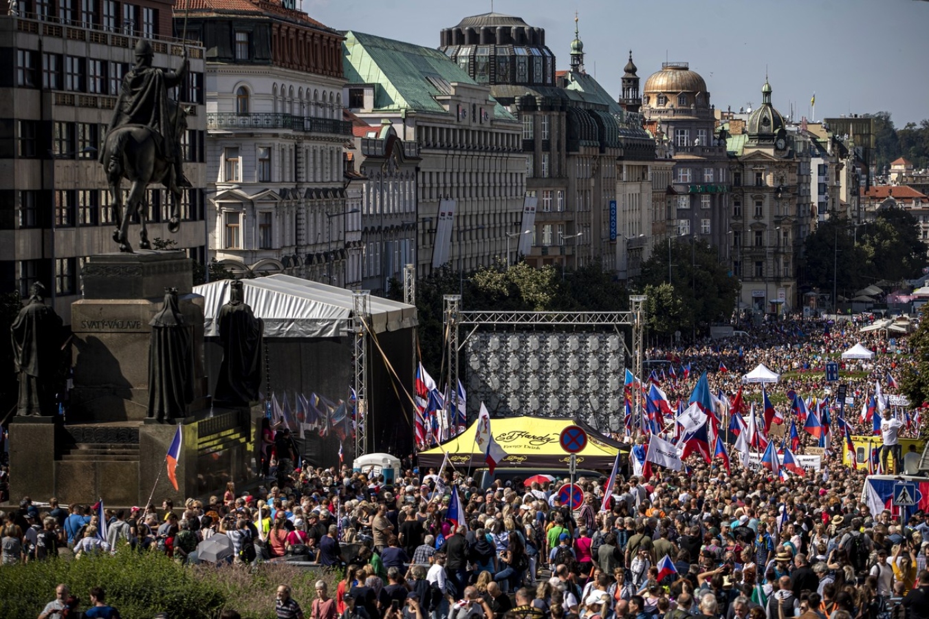 Na Václavském náměstí žádalo demisi vlády 70 tisíc demonstrantů