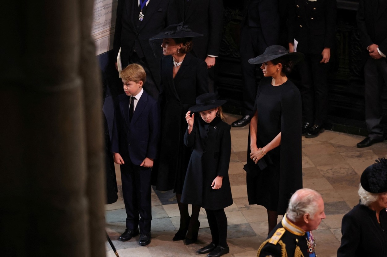 Ten pohled trhá srdce! Princ George a princezna Charlotte se zúčastnili pohřbu s milovanou babičkou