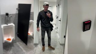 Jako z&nbsp;bláznivé komedie: Chlapík první den v&nbsp;práci uvíznul na&nbsp;pracovních toaletách