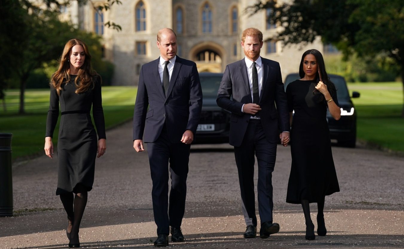 Krásný pohled u&nbsp;smutné chvíle. Harry a&nbsp;William se potkali před hradem Windsor, doprovod jim dělaly manželky