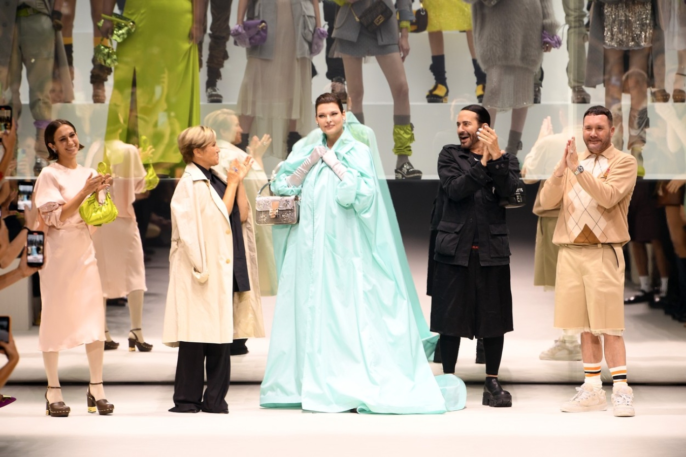 Comeback roku! Linda Evangelista se poprvé od “znetvoření” ukázala na&nbsp;mole a&nbsp;byla fenomenální