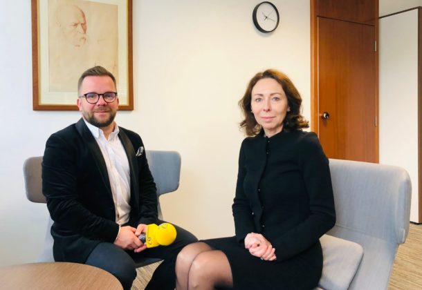 Měla jsem pocit, že sedím naproti královně, i když jsem ji viděla jen z obrazovky, vzpomíná velvyslankyně Marie Chatardová