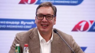 Srbský prezident se chlubil, že na&nbsp;veletrhu vín vypil přes sto skleniček! Nezastavila ho ani jeho mediální poradkyně