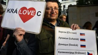 Kaliningrad jako součást Česka? Recesisté ho k&nbsp;němu připojili před ruským velvyslanectvím v&nbsp;Praze