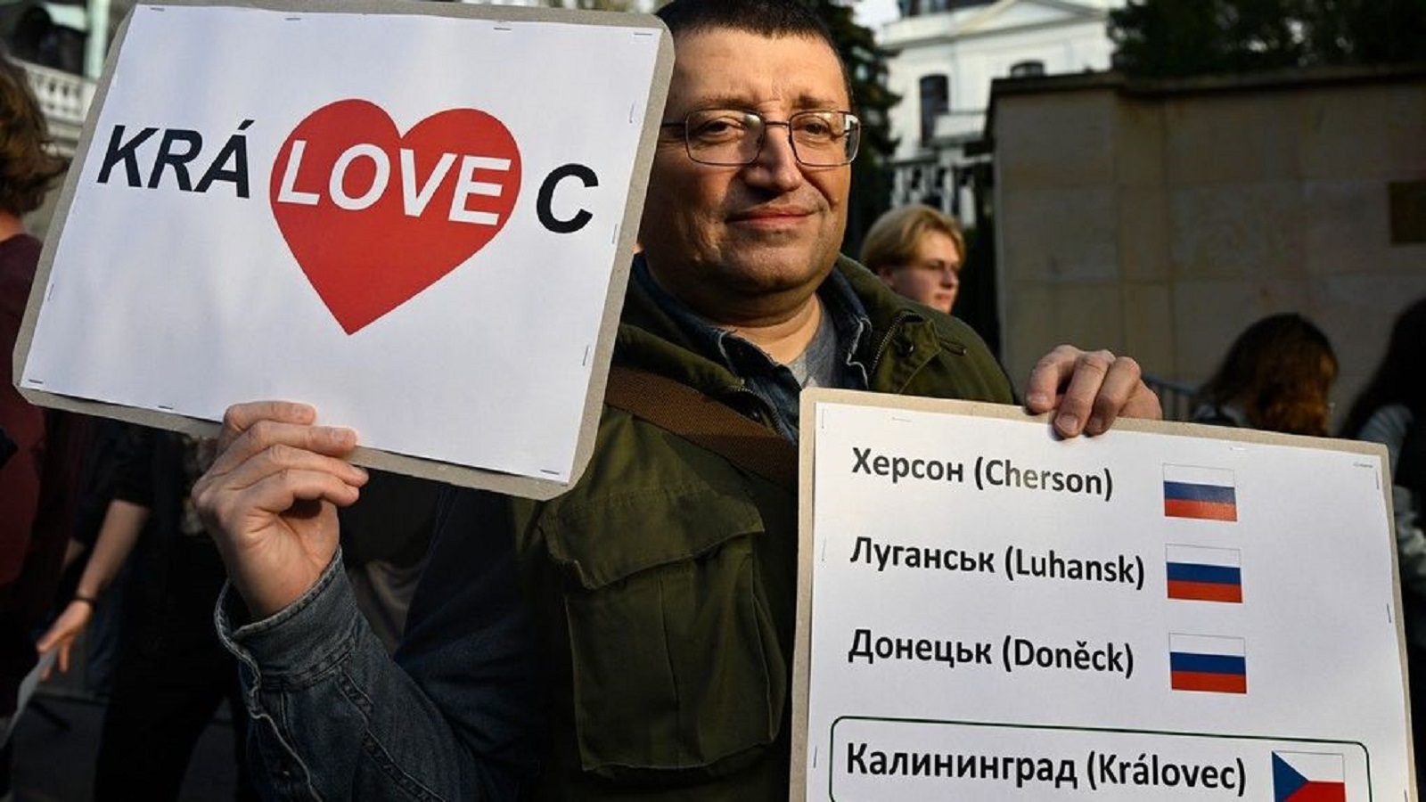 Kaliningrad jako součást Česka? Recesisté ho k němu připojili před ruským velvyslanectvím v Praze