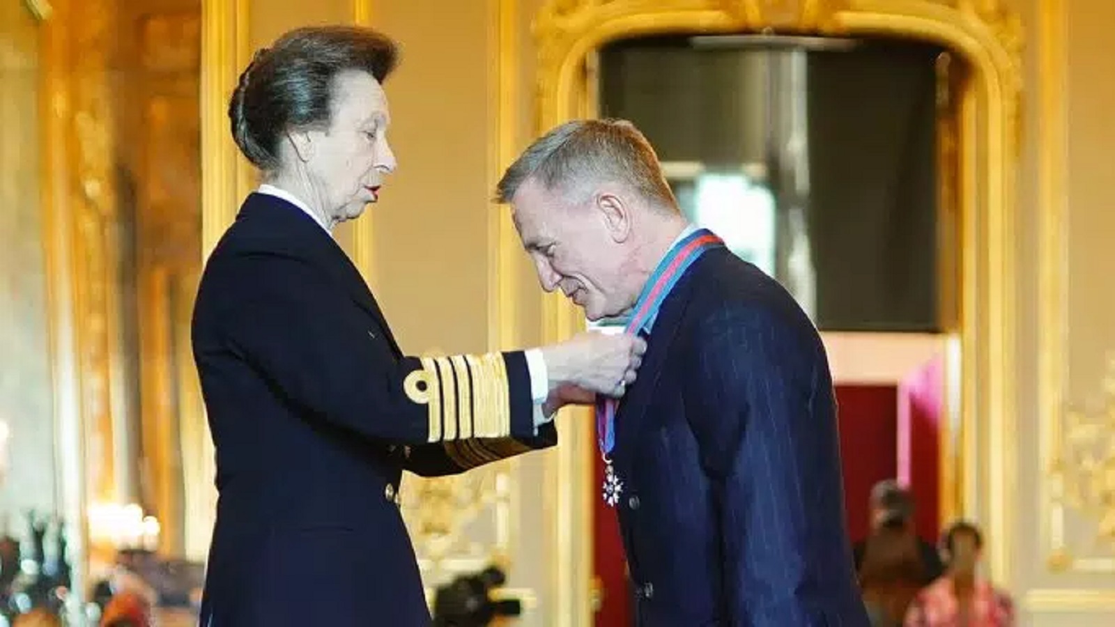 Jako agent 007: Herec Daniel Craig napodobil svou známou postavu, dostal stejný řád jako James Bond