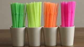 V Česku začal platit zákaz výroby a&nbsp;prodeje jednorázových plastových příborů a&nbsp;brček