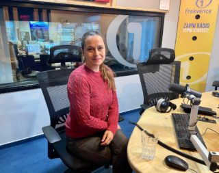 Řada herců hraje jen od pasu nahoru. Nedokážou propojit celé tělo, říká v&nbsp;Press klubu herečka Jana Janěková mladší