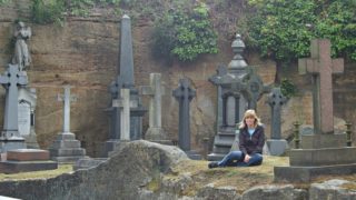 Žena má velice netradiční koníček. Navštěvuje pohřby cizích lidí. Smrt ji prý fascinuje